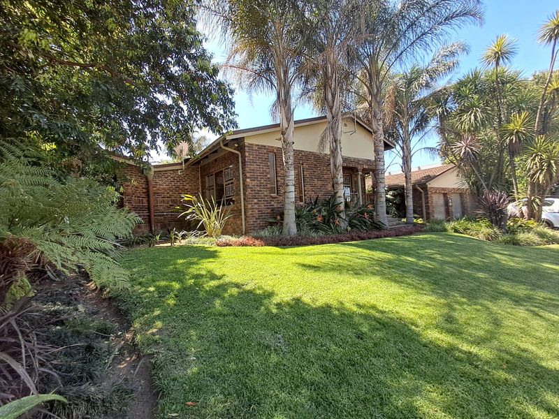 Cozy spacious 4 Bedroom House - Photo 2