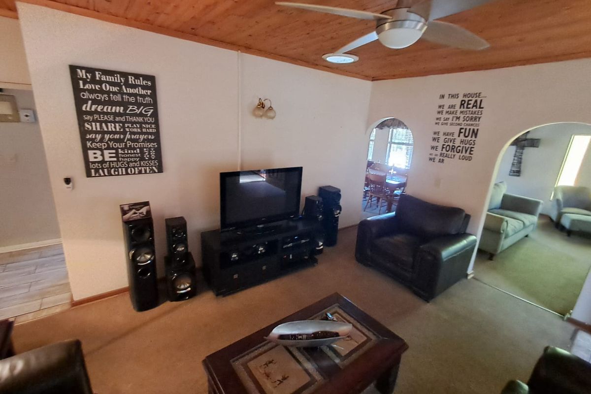 Cozy spacious 4 Bedroom House - Photo 4