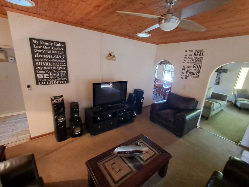 Cozy spacious 4 Bedroom House - Photo 4