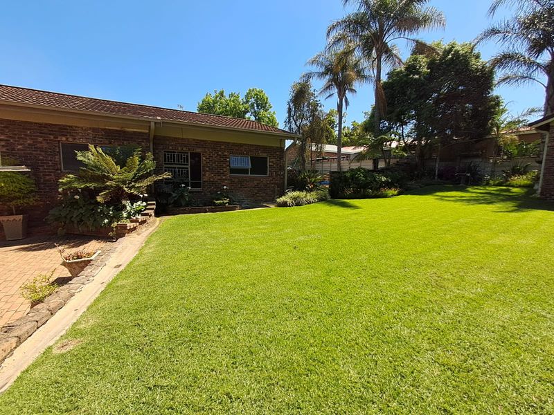 Cozy spacious 4 Bedroom House - Photo 9