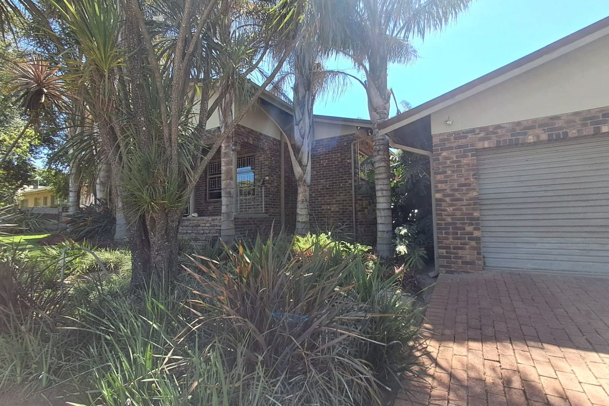 Cozy spacious 4 Bedroom House - Photo 3