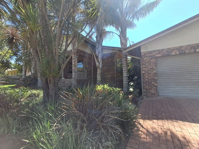 Cozy spacious 4 Bedroom House - Photo 3