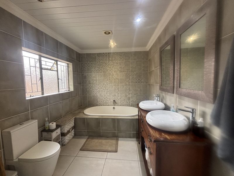 Turnkey Family Home - Photo 10