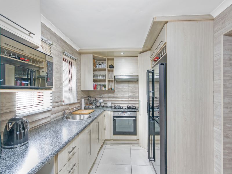 Private Living, Prime Position, Effortless Lifestyle 3 Bedroom House - Photo 8