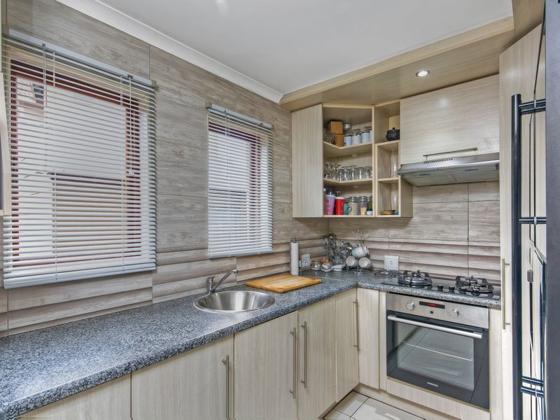 Private Living, Prime Position, Effortless Lifestyle 3 Bedroom House - Photo 7