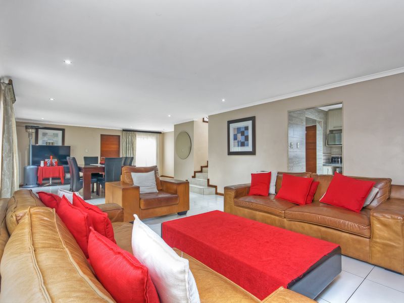 Private Living, Prime Position, Effortless Lifestyle 3 Bedroom House - Photo 3