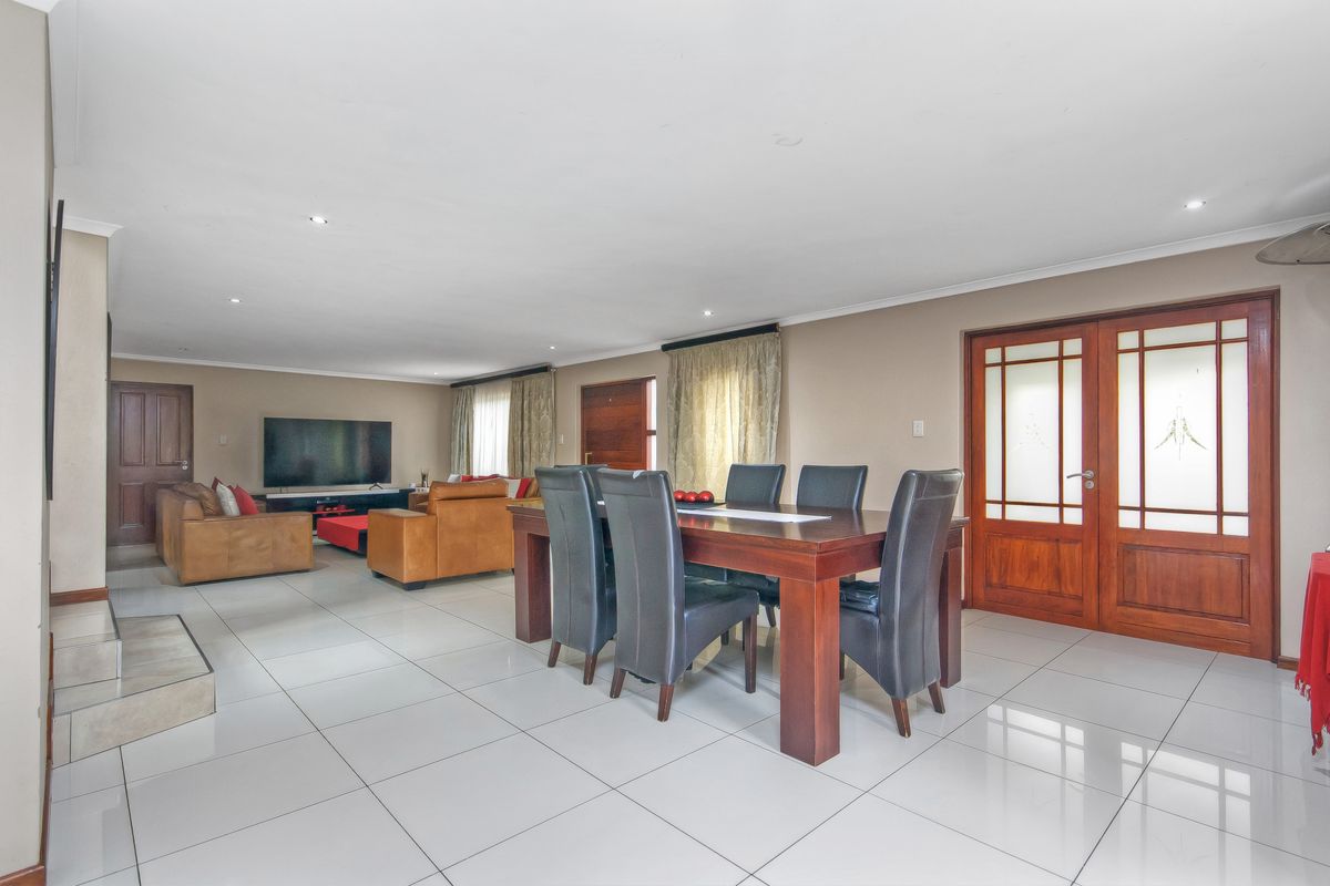 Private Living, Prime Position, Effortless Lifestyle 3 Bedroom House - Photo 2