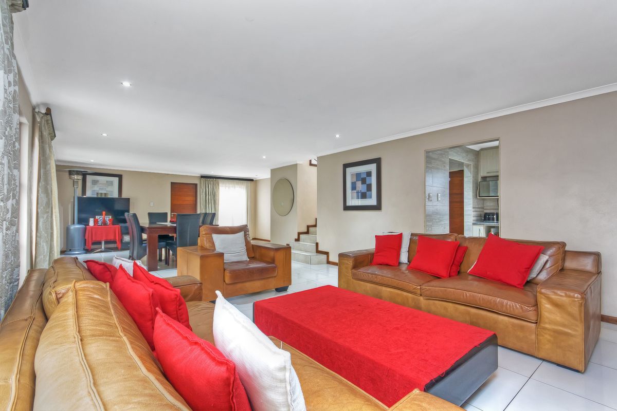 Private Living, Prime Position, Effortless Lifestyle 3 Bedroom House - Photo 3