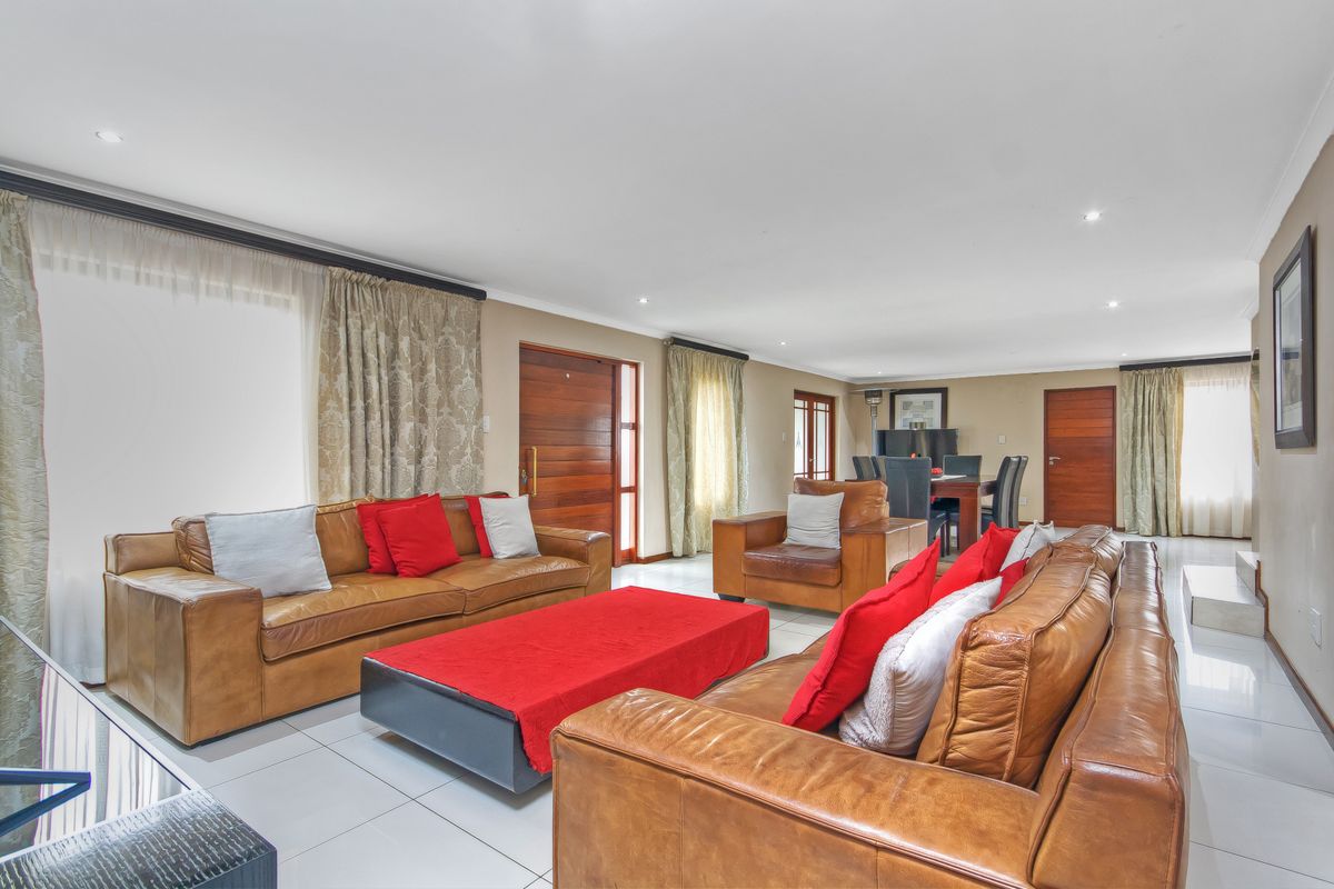 Private Living, Prime Position, Effortless Lifestyle 3 Bedroom House - Photo 5