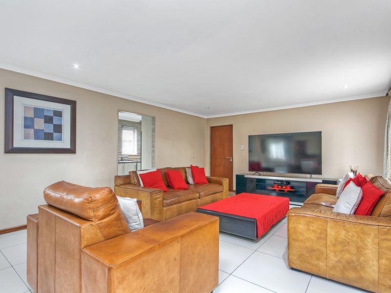 Private Living, Prime Position, Effortless Lifestyle 3 Bedroom House - Photo 4