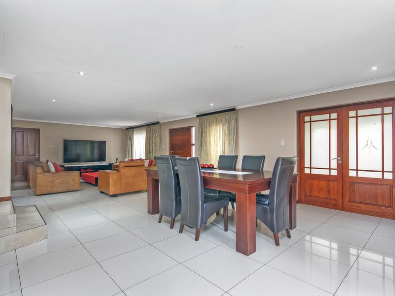 Private Living, Prime Position, Effortless Lifestyle 3 Bedroom House - Photo 2