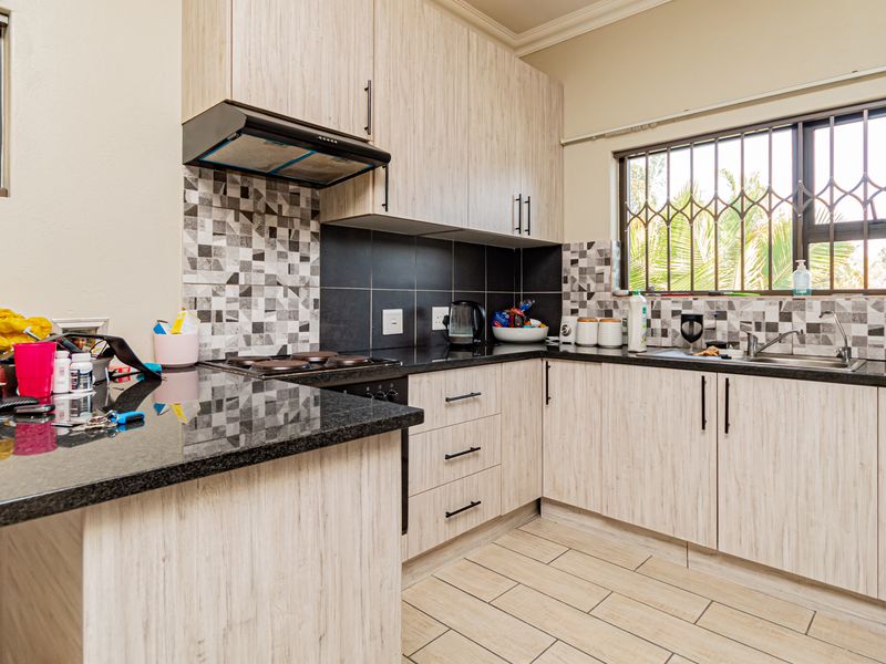 Modern, beautfully appointed garden cottage - Photo 9