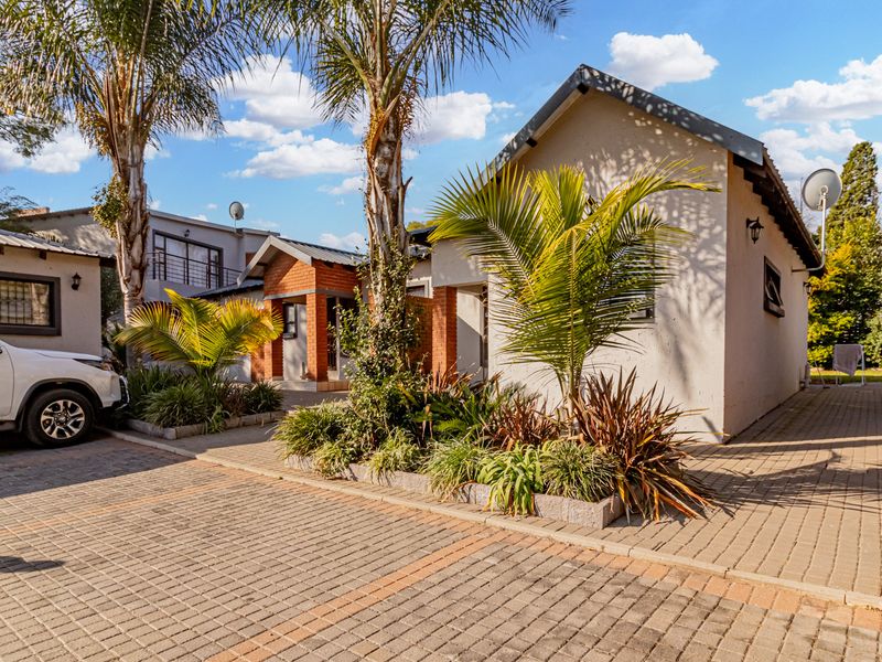 Modern, beautfully appointed garden cottage - Photo 3