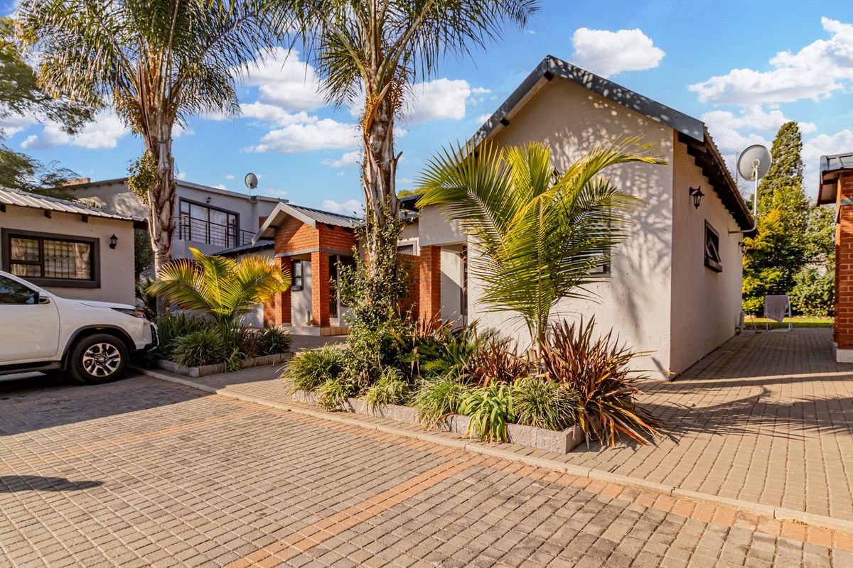 Modern, beautfully appointed garden cottage - Photo 3