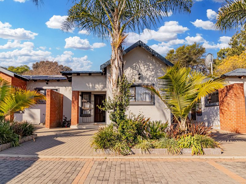 Modern, beautfully appointed garden cottage - Photo 4