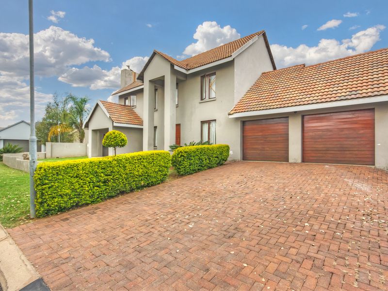 Private Living, Prime Position, Effortless Lifestyle 3 Bedroom House - Photo 1