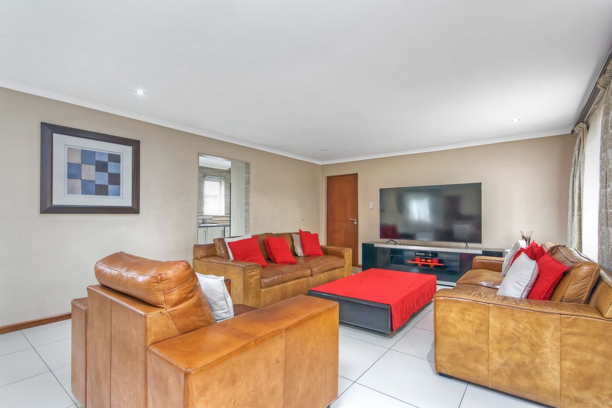 Private Living, Prime Position, Effortless Lifestyle 3 Bedroom House - Photo 4
