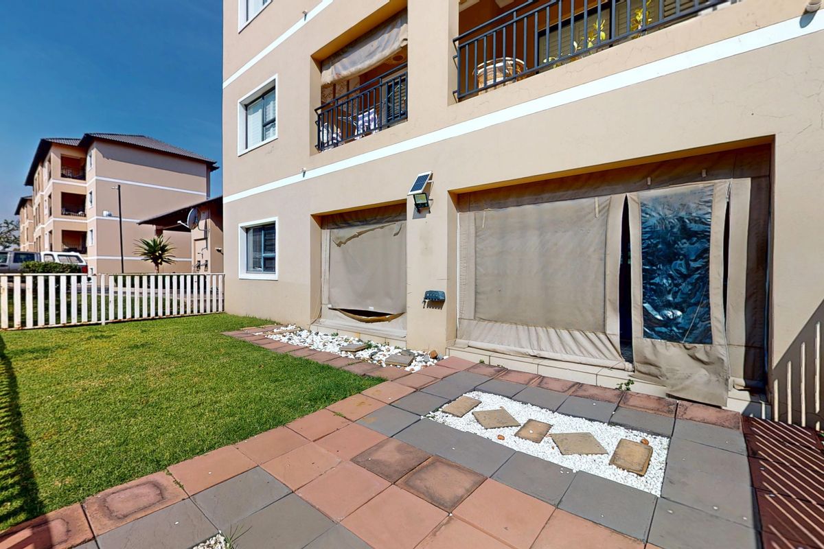 Immaculate pet friendly ground floor apartment with private garden. Largest unit in the estate! - Photo 2
