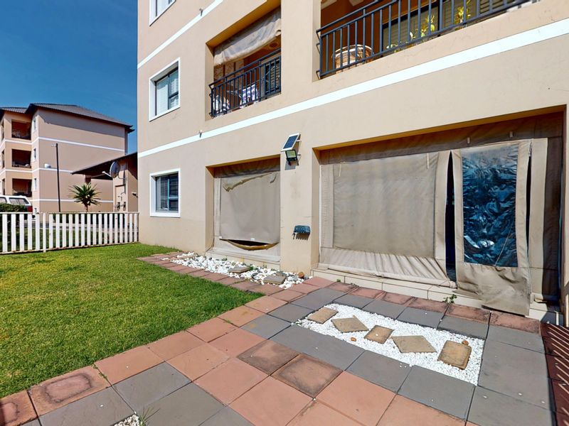 Immaculate pet friendly ground floor apartment with private garden. Largest unit in the estate! - Photo 2