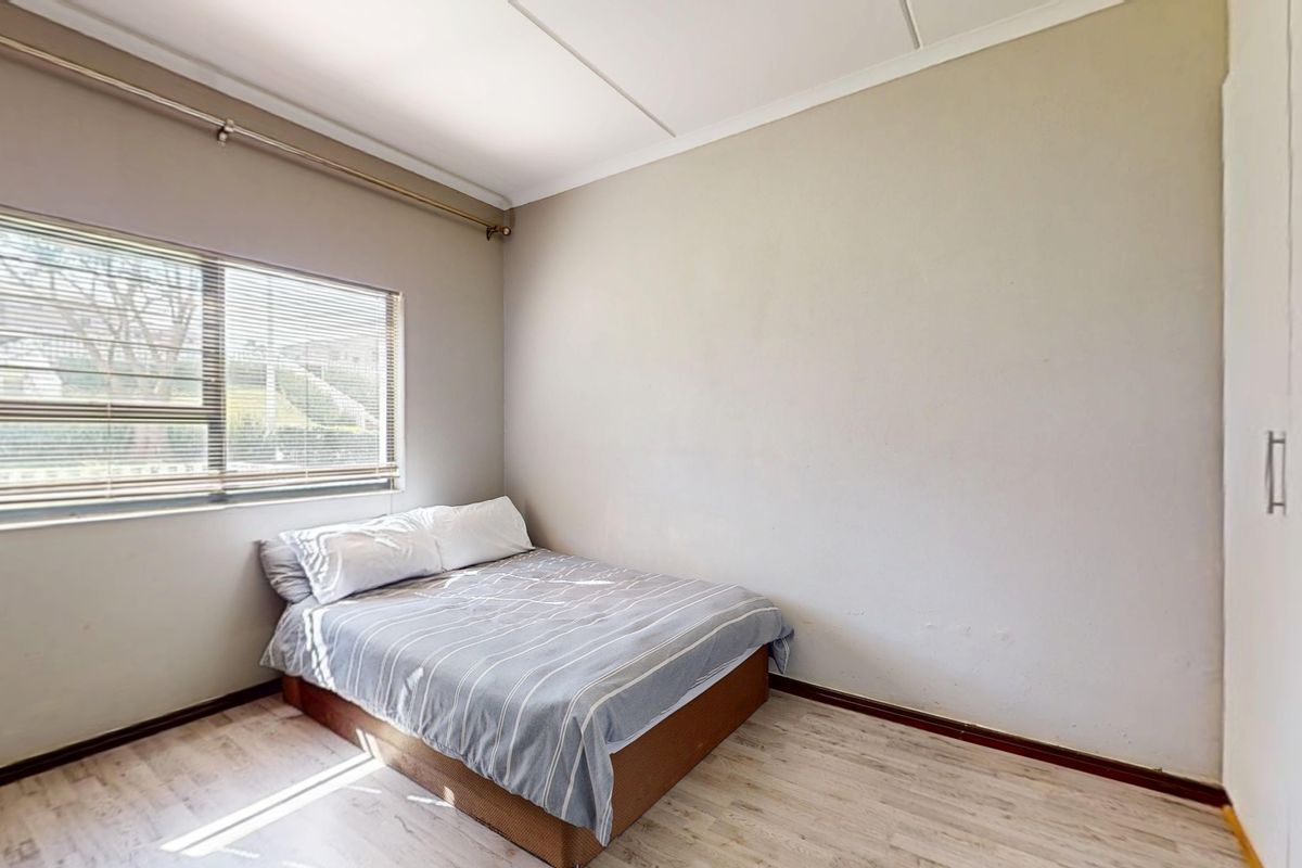 Immaculate pet friendly ground floor apartment with private garden. Largest unit in the estate! - Photo 5