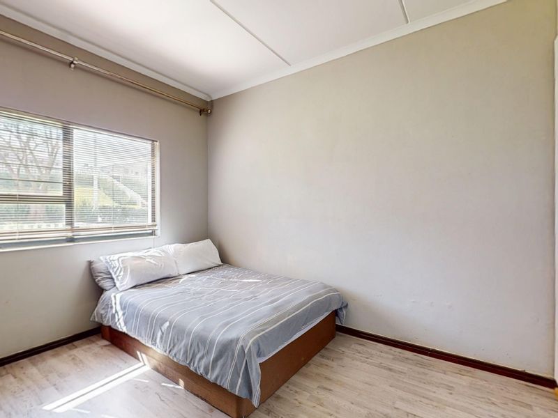 Immaculate pet friendly ground floor apartment with private garden. Largest unit in the estate! - Photo 5