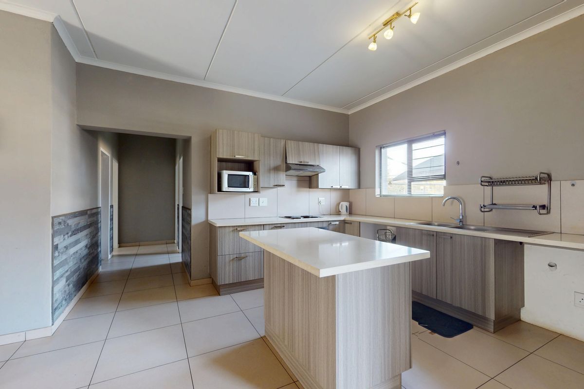 Immaculate pet friendly ground floor apartment with private garden. Largest unit in the estate! - Photo 3