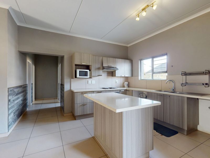 Immaculate pet friendly ground floor apartment with private garden. Largest unit in the estate! - Photo 3