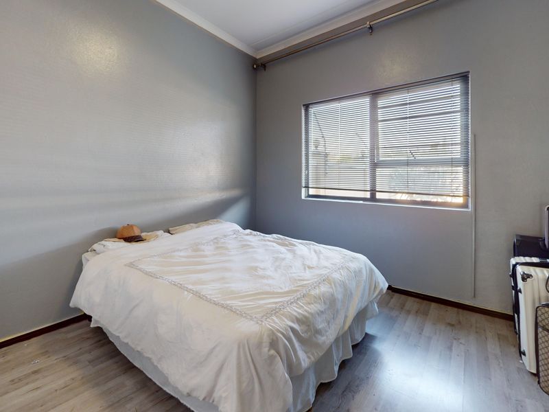 Immaculate pet friendly ground floor apartment with private garden. Largest unit in the estate! - Photo 10