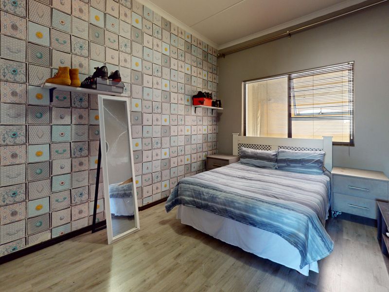 Immaculate pet friendly ground floor apartment with private garden. Largest unit in the estate! - Photo 8