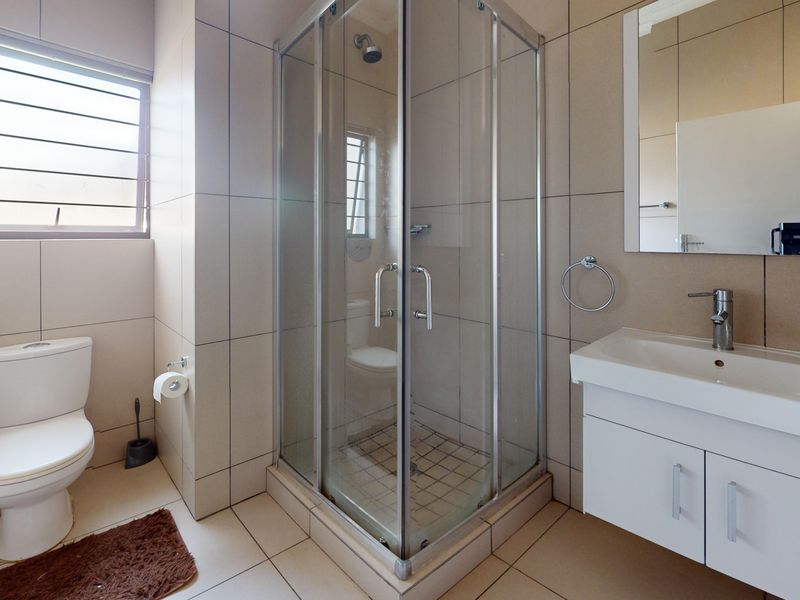 Immaculate pet friendly ground floor apartment with private garden. Largest unit in the estate! - Photo 7