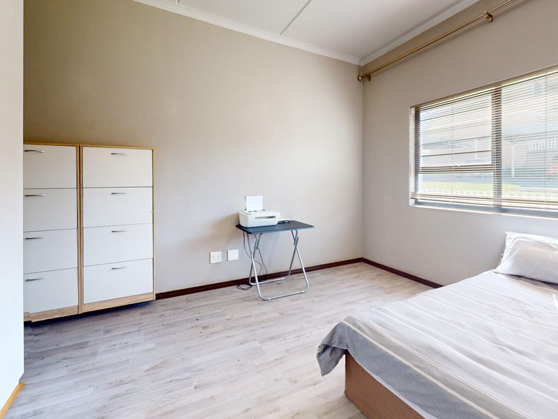 Immaculate pet friendly ground floor apartment with private garden. Largest unit in the estate! - Photo 6