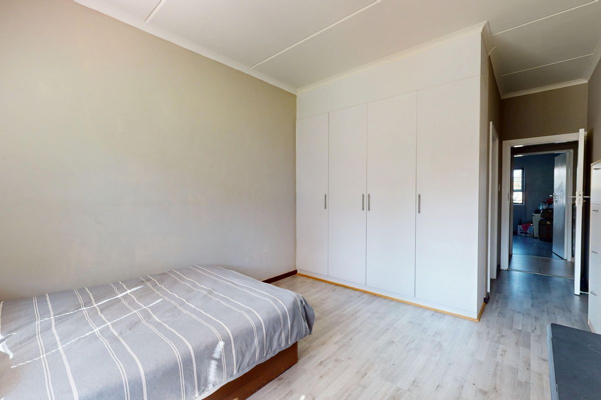 Immaculate pet friendly ground floor apartment with private garden. Largest unit in the estate! - Photo 4