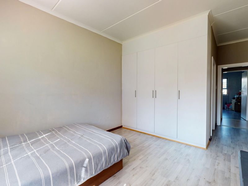 Immaculate pet friendly ground floor apartment with private garden. Largest unit in the estate! - Photo 4