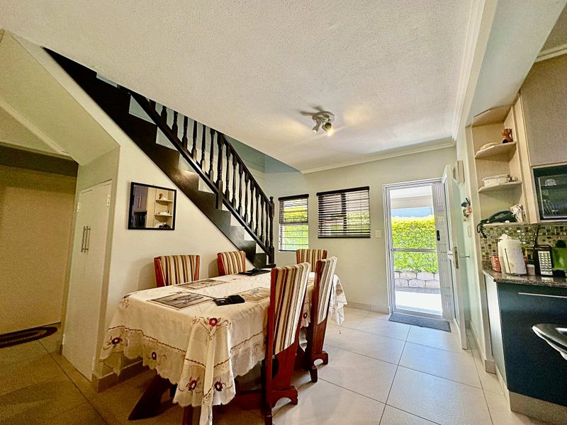 Modern Family Home - Photo 2