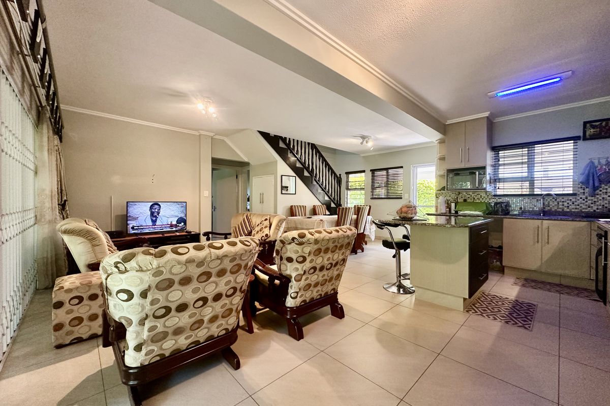 Modern Family Home - Photo 3