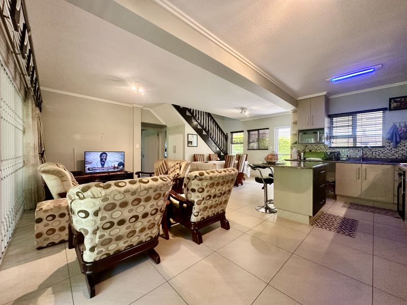 Modern Family Home - Photo 3