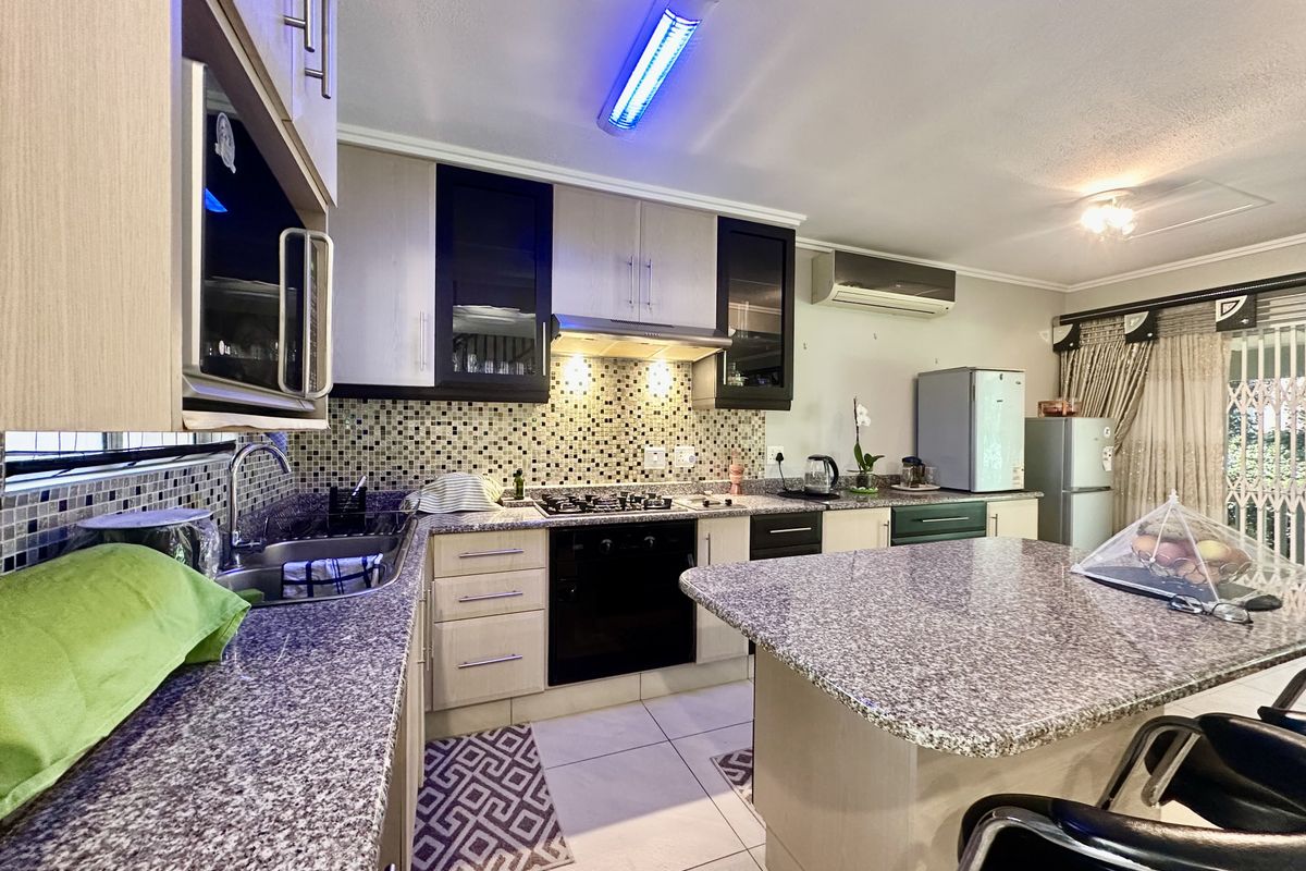 Modern Family Home - Photo 5