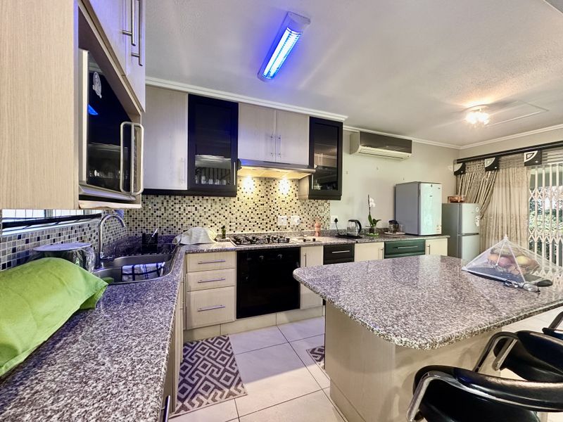 Modern Family Home - Photo 5