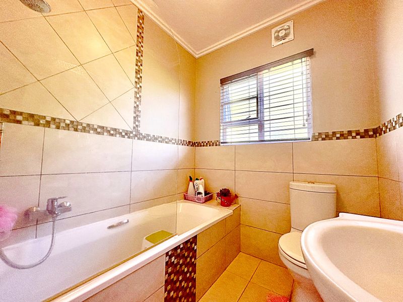 Modern Family Home - Photo 9