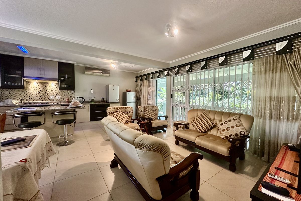 Modern Family Home - Photo 4