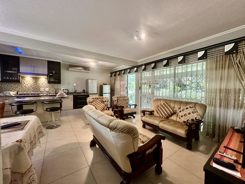 Modern Family Home - Photo 4