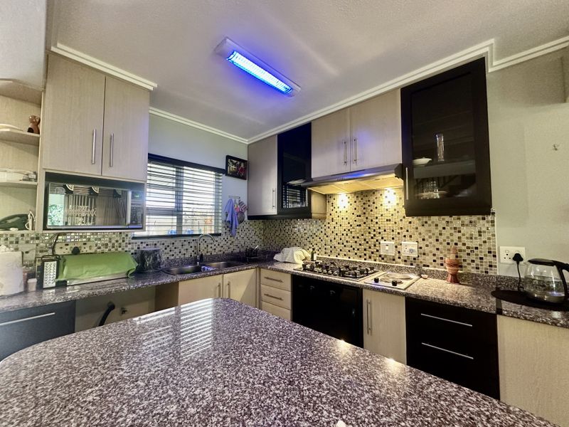 Modern Family Home - Photo 6