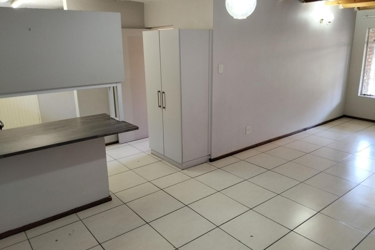 Spacious 3 bedroom duplex. - Photo 5