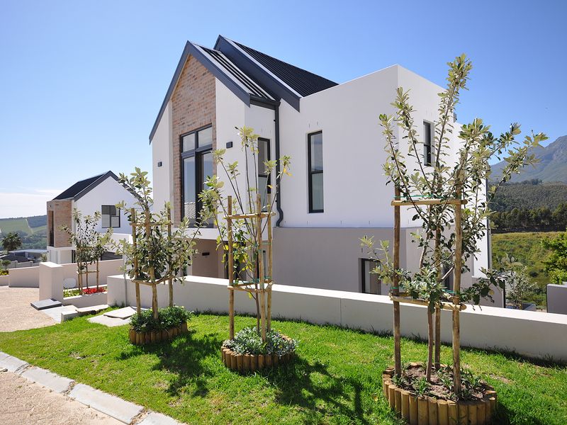 Inviting Double-story home in La Roche – your dream property awaits! - Photo 2