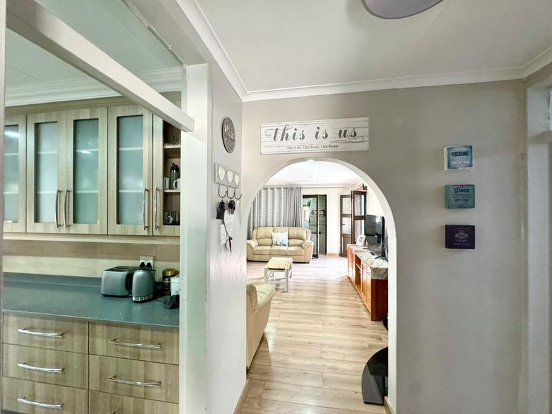 Stunning Fully Renovated, Off-the-Grid Family Home in  Secunda - Photo 3