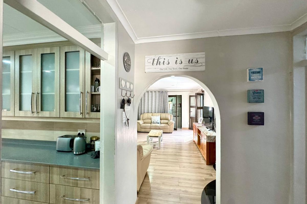 Stunning Fully Renovated, Off-the-Grid Family Home in  Secunda - Photo 3