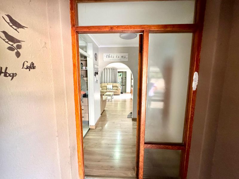 Stunning Fully Renovated, Off-the-Grid Family Home in  Secunda - Photo 2