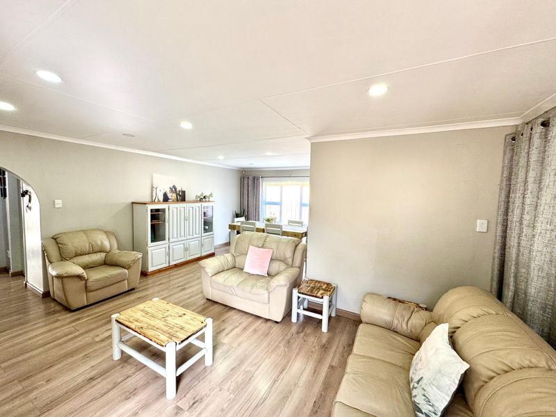 Stunning Fully Renovated, Off-the-Grid Family Home in  Secunda - Photo 6