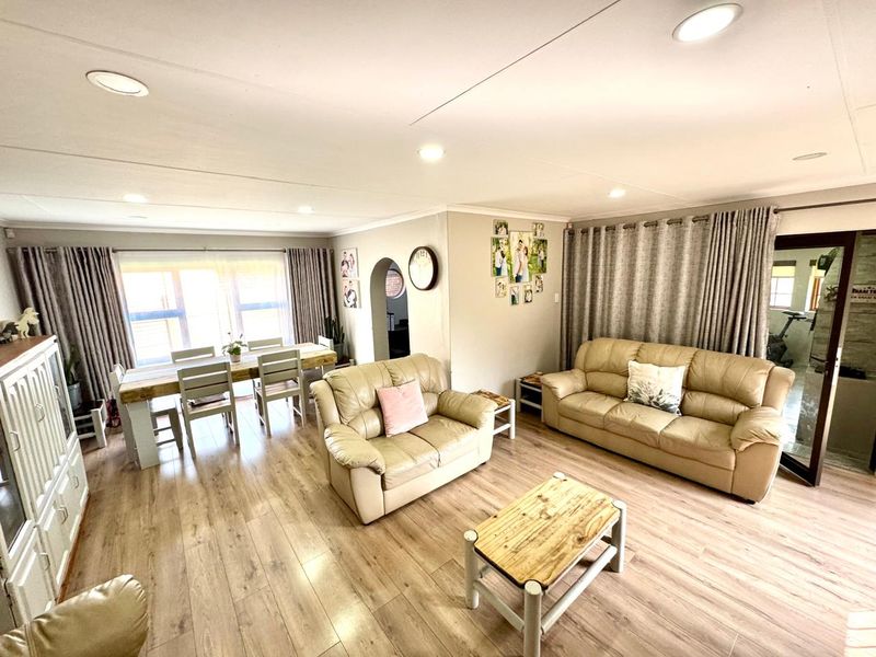 Stunning Fully Renovated, Off-the-Grid Family Home in  Secunda - Photo 5