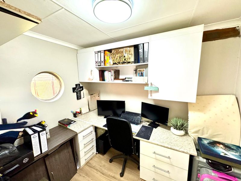 Stunning Fully Renovated, Off-the-Grid Family Home in  Secunda - Photo 9